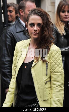 Kristen Stewart arrive pour le salon de la collection prêt-à-porter du printemps-été 2013 de Balenciaga, qui s'est tenu au siège de Balenciaga à Paris, en France, le 27 septembre 2012. Photo de Giancarlo Gorassini/ABACAPRESS.COM Banque D'Images