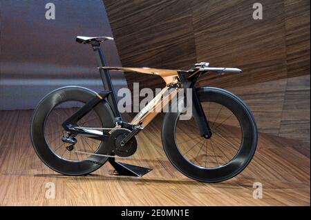 La Peugeot Onyx concept bike lors du premier jour de presse du mondial de l'automobile Paris Motor Show 2012, à Paris, France, le 27 septembre 2012. Photo de Thierry Plessis/ABACAPRESS.COM Banque D'Images