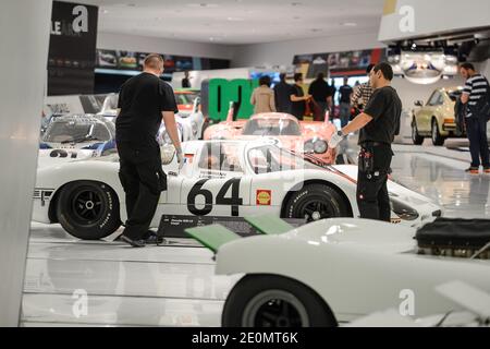 STUTTGART, ALLEMAGNE - juin 2016 : Musée Porsche de Zuffenhausen. Stuttgart. Exposition des voitures de course Porsche modernes comparaison des voitures de course. Banque D'Images