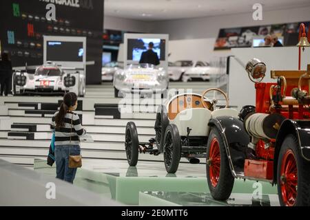 STUTTGART, ALLEMAGNE - juin 2016 : Musée Porsche de Zuffenhausen. Stuttgart. Exposition des voitures de course Porsche modernes comparaison des voitures de course. Banque D'Images