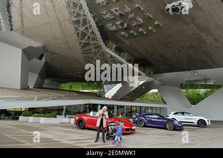 STUTTGART, ALLEMAGNE - juin 2016 : Musée Porsche de Zuffenhausen. Stuttgart. Exposition des voitures de course Porsche modernes comparaison des voitures de course. Banque D'Images