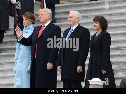 Le président Donald Trump fait passer Au revoir à l'ancien président Barack Obama en hélicoptère jusqu'à la base conjointe Andrews après l'inauguration le 20 janvier 2017 à Washington, D.C., Trump est devenu le 45e président des États-Unis. Photo de Kevin Dietsch/UPI Banque D'Images