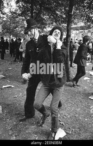 Un policier a arrêté un manifestant lors d'une manifestation contre la guerre du Vietnam devant l'ambassade des États-Unis à Grosvenor Square, Londres, le 17 mars 1968. Cette manifestation est devenue connue comme la bataille de Grosvenor Square et a été l'inspiration de la chanson Rolling Stone, Street Fighting Man. Banque D'Images