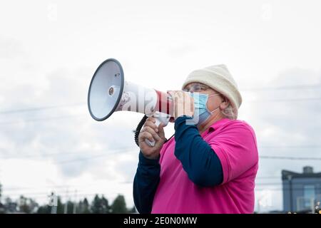 Seattle, Washington, États-Unis. 1er janvier 2021. Mark Ufkes, organisateur de l'événement, fait un compte à rebours pour les participants à la nage annuelle des ours polaires de West Seattle au parc Alki Beach. Ufkes a organisé des sites physiquement éloignés et des chronométrage échelonnés le long de la plage d'Alki pour les participants dans le cadre d'une récente modération des cas de COVID-19 dans la ville. Crédit : Paul Christian Gordon/Alay Live News Banque D'Images