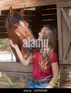 Fille de 11 ans avec jument de cheval arabe. Banque D'Images