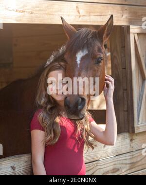 Fille de 11 ans avec jument de cheval arabe. Banque D'Images