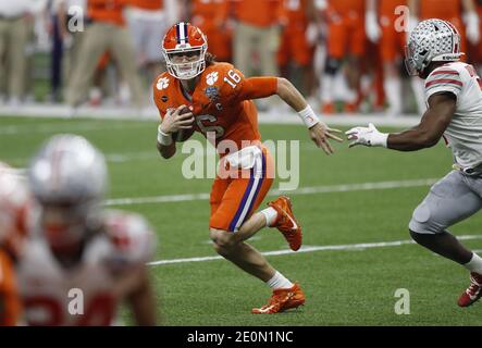 La Nouvelle-Orléans, États-Unis. 1er janvier 2021. Le quarterback des Tigres Clemson Trevor Lawrence (16) se lance pour un touchdown contre les Buckees de l'État de l'Ohio pendant la première moitié du jeu sémifinal du Sugar Bowl NCAA au Mercedes-Benz Superdome de la Nouvelle-Orléans, le vendredi 1er janvier 2021. Photo par Aaron Josefczyk/UPI crédit: UPI/Alay Live News Banque D'Images