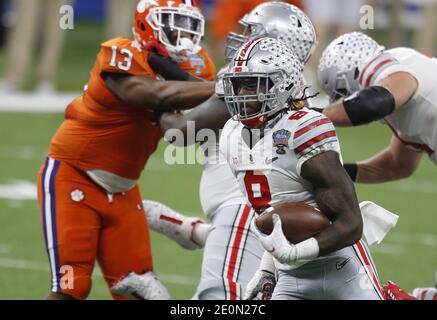 La Nouvelle-Orléans, États-Unis. 1er janvier 2021. Ohio State Buckees courant en arrière Trey Sermon (8) s'éloigne de la défense des Tigers Clemson pour une course de touchdown pendant la première moitié du jeu sémifinal de Sugar Bowl NCAA au Superdome de Mercedes-Benz à la Nouvelle-Orléans, vendredi 1er janvier 2021. Photo par Aaron Josefczyk/UPI crédit: UPI/Alay Live News Banque D'Images