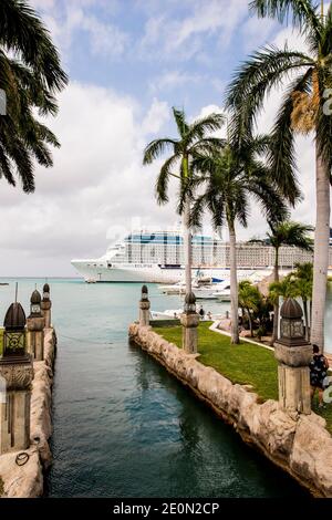 Bateau de pêche local et bateau de croisière dans le port, Oranjestad, Aruba. Banque D'Images