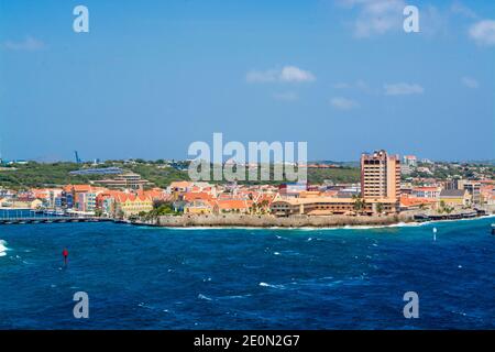 Vue aérienne de la capitale Willemstad, Curaçao. Banque D'Images