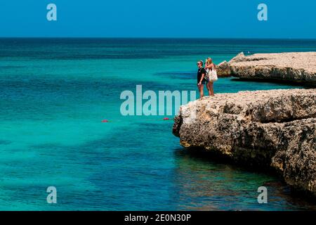 Exploration de la côte près de Playa Lagun, Willemstad, Curaçao. Banque D'Images