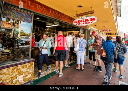 Street Scenes le long de SW 8th St dans Little Havana est le quartier cubain de Miami, Miami, Floride. Banque D'Images