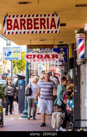 Street Scenes le long de SW 8th St dans Little Havana est le quartier cubain de Miami, Miami, Floride. Banque D'Images