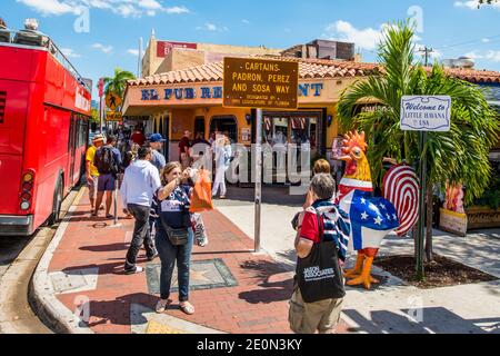 Street Scenes le long de SW 8th St dans Little Havana est le quartier cubain de Miami, Miami, Floride. Banque D'Images