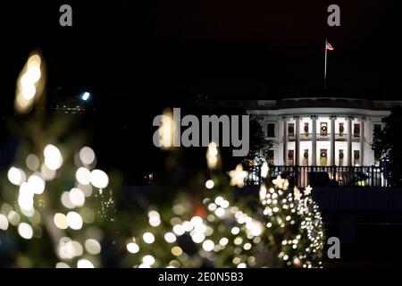 Washington, États-Unis d'Amérique. 30 novembre 2020. Les lumières des fêtes décorent le parc PresidentÕs, sur l'ellipse de la Maison Blanche mercredi, 2 décembre 2020, à Washington, DC personnes: Président Donald Trump crédit: Storms Media Group/Alay Live News Banque D'Images