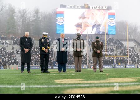 Le président Donald J. Trump, accompagné du secrétaire à la Défense par intérim Christopher C. Miller, président du général Mark A. Milley, chef d'état-major interarmées, Et de hauts responsables militaires, tire sa tête lors de la lecture de l'invocation avant le début du 121e match de football de l'Armée de terre et de la Marine samedi 12 décembre 2020, au stade Michie de l'Académie militaire des États-Unis à West point, N.Y. People: Président Donald Trump Credit: Storms Media Group/Alay Live News Banque D'Images