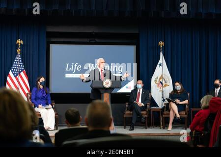 Washington, États-Unis d'Amérique. 16 décembre 2020. Le vice-président Mike Pence prononce un discours lors d'une réunion d'information des leaders Pro-Life le mercredi 16 décembre 2020, dans l'auditorium de la Cour du Sud, dans l'immeuble Eisenhower du bureau exécutif de la Maison Blanche personnes: Le vice-président Mike Pence crédit: Storms Media Group/Alay Live News Banque D'Images