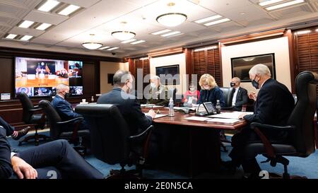 Washington, États-Unis d'Amérique. 21 décembre 2020. Le vice-président Mike Pence et les membres du Groupe de travail sur le coronavirus de la Maison-Blanche participent à une téléconférence vidéo avec les gouverneurs pour discuter de leur partenariat sur la réponse et le rétablissement de la COVID-19 le lundi 21 décembre 2020, dans la salle de situation de la Maison-Blanche personnes : le vice-président Mike Pence crédit : Storms Media Group/Alamy Live News Banque D'Images