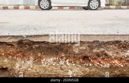 La section de la route sous les constructions. Banque D'Images