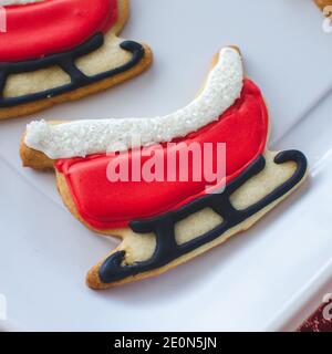 Cookie de Noël rouge vif en forme de traîneau du Père Noël Banque D'Images