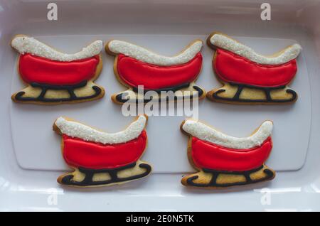 Biscuits de Noël rouge vif en forme de traîneau du Père Noël Banque D'Images