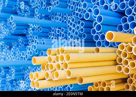 Tuyaux en PVC pour conduits électriques (jaune) et eau (bleu) Banque D'Images