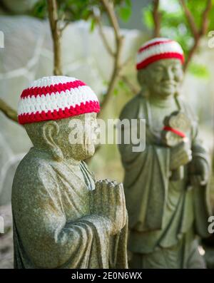 Des statues de l'original adeptes de Bouddha (appelé Shaka Nyorai au Japon), avec des caps Daisho-in (Temple Daishoin Temple), Miyajima, Japon. Banque D'Images