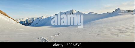 Tente rouge sur le glacier dans les hautes montagnes Banque D'Images