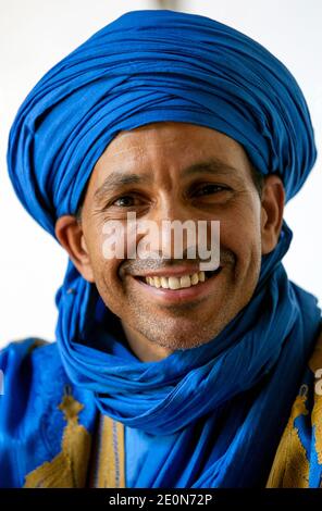 Portrait d'un berbère vêtu de robes traditionnelles à Rissani. Rissani est une ville de la province d'Errachidia, dans l'est du Maroc, située près d'Erfoud. Banque D'Images