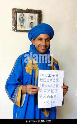 Portrait d'un berbère vêtu de robes traditionnelles, portant un alphabet arabe à Rissani. Rissani est une ville située près d'Erfoud. Banque D'Images