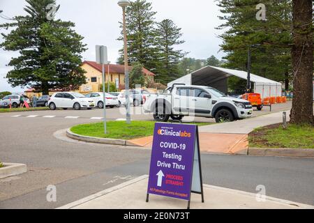 Sydney, Australie. Samedi 2 janvier 2021, la partie supérieure des plages du nord de Sydney restera verrouillée jusqu'au 9 janvier 2021 au moins, Cela inclut la banlieue de Newport Beach où les tests COVID dans le parking de la plage continue et la plage elle-même est très calme car les résidents tiennent compte des conseils pour rester à la maison, un été humide et nuageux est également encourageant les résidents à rester à la maison. Credit: martin Berry/Alay Live News Banque D'Images