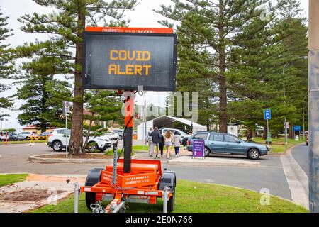 Sydney, Australie. Samedi 2 janvier 2021, la partie supérieure des plages du nord de Sydney restera verrouillée jusqu'au 9 janvier 2021 au moins, Cela inclut la banlieue de Newport Beach où les tests COVID dans le parking de la plage continue et la plage elle-même est très calme car les résidents tiennent compte des conseils pour rester à la maison, un été humide et nuageux est également encourageant les résidents à rester à la maison. Credit: martin Berry/Alay Live News Banque D'Images