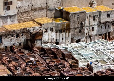 La célèbre Chouara Tannery dans la médina de Fès au Maroc. La tannerie en cuir date du XIe siècle après J.-C. Banque D'Images