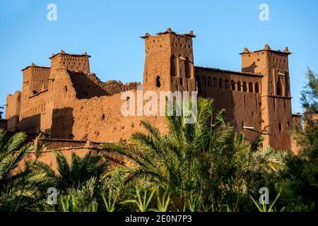 La magnifique ville fortifiée d'ait Benhaddou, située dans les montagnes du Haut Atlas du Maroc. La fortification géante est composée de six forts. Banque D'Images