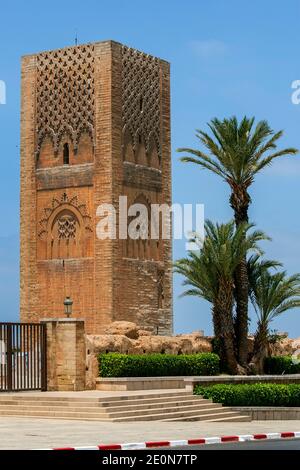 La magnifique Tour Hassan à Rabat au Maroc. La tour est le minaret de grès rouge incomplet d'une mosquée commencée en 1195. Banque D'Images