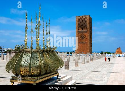 La magnifique tour Hassan et les colonnes en pierre de Rabat au Maroc. La tour est le minaret incomplet en grès rouge d'une mosquée qui a commencé en 1195. Banque D'Images