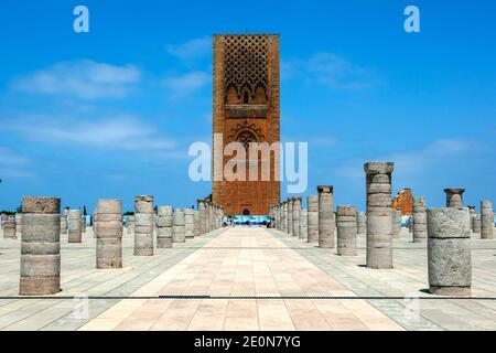 La magnifique tour Hassan et les colonnes en pierre de Rabat au Maroc. La tour est le minaret incomplet en grès rouge d'une mosquée qui a commencé en 1195. Banque D'Images