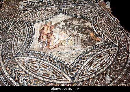 La Mosaïque de Bacchus rencontre l'Ariadne endormi de la Maison de l'Ephée sur l'ancien site de Volubilis au Maroc. Banque D'Images