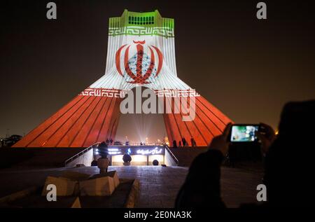 Téhéran. 1er janvier 2021. La Tour Azadi est illuminée à Téhéran, en Iran, le 1er janvier 2021, lors d'une cérémonie à l'occasion du premier anniversaire de la mort de Qassem Soleimani, ancien commandant de la Force des Quds du corps des gardes de la Révolution islamique d'Iran (IRGC). Credit: Ahmad Halabisaz/Xinhua/Alamy Live News Banque D'Images