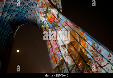 Téhéran. 1er janvier 2021. La Tour Azadi est illuminée à Téhéran, en Iran, le 1er janvier 2021, lors d'une cérémonie à l'occasion du premier anniversaire de la mort de Qassem Soleimani, ancien commandant de la Force des Quds du corps des gardes de la Révolution islamique d'Iran (IRGC). Credit: Ahmad Halabisaz/Xinhua/Alamy Live News Banque D'Images