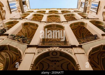 Le Palazzo espagnol, connu sous le nom de Palazzo dello Spagnolom en italien, est un palais d'architecture remarquable à Naples, en Italie Banque D'Images