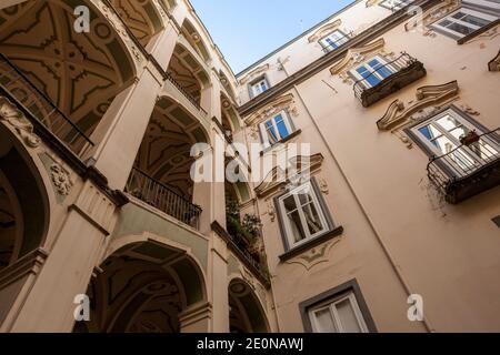 Le Palazzo espagnol, connu sous le nom de Palazzo dello Spagnolom en italien, est un palais d'architecture remarquable à Naples, en Italie Banque D'Images