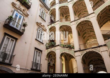 Le Palazzo espagnol, connu sous le nom de Palazzo dello Spagnolom en italien, est un palais d'architecture remarquable à Naples, en Italie Banque D'Images