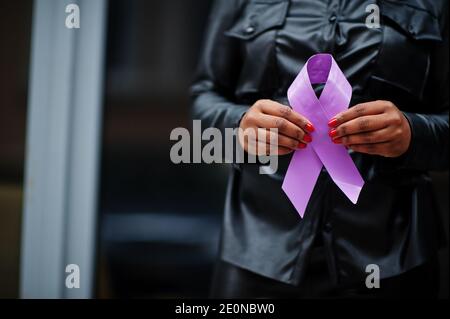 Concept de la Journée mondiale du cancer, février 4. Une femme afro-américaine tient la conscience du ruban violet. Banque D'Images