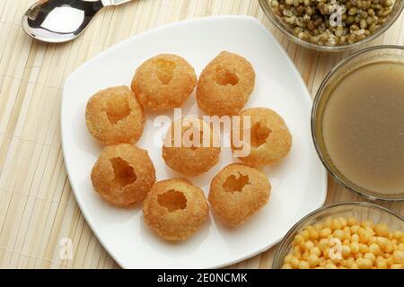 Panipuri ou Gol Gappa ou Chaat Chaat Indian fast food Chaat, Spices Fast Food, South Asian Delicacy PANI PURI Banque D'Images