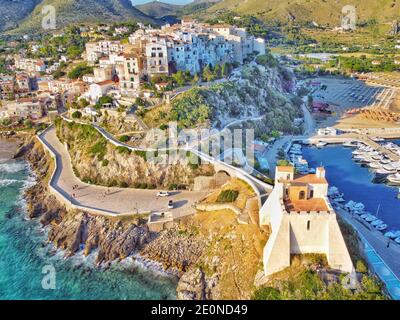 Vue aérienne de Sperlonga, province de Latina, Latium, Italie Banque D'Images