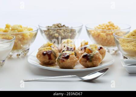 Dahi Batata Puri - en-cas de chaat indien à la sauce piquante, pain frit, légumes, caillé, pomme de terre et sev. Banque D'Images