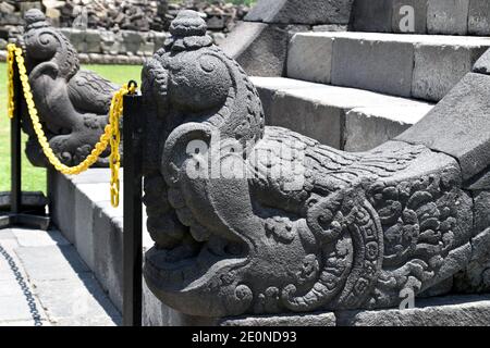 Statue de Makara aux marches du temple principal dans le complexe du temple de Plaosan, au centre de Java, en Indonésie Banque D'Images