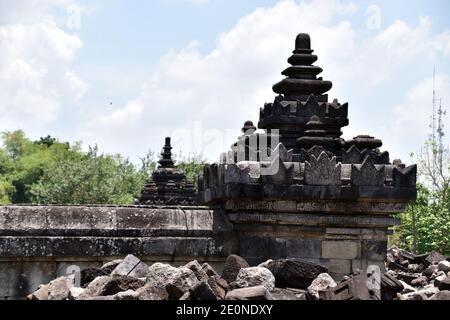 Petit stupa sur le coin de mur dans le complexe de temple plaosan à Java central, Indonésie Banque D'Images