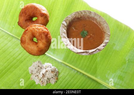 MEDU Vada, également connu sous le nom de vadai, Medu vada, ama ou vade, est une collation savoureuse de l'Inde du Sud, en forme de beignet et faite de dal, de lentille ou de potat Banque D'Images